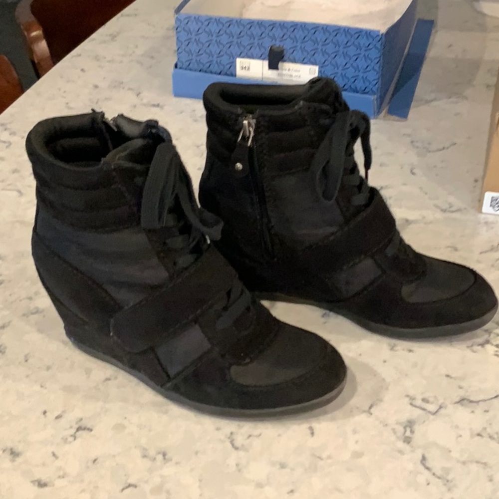 Simply Vera by Vera Wang black wedge booties size 8.5